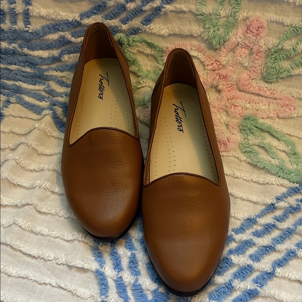Trotters Women's Brown Leather Slip-On Loafers NWOT 7.5 Wide